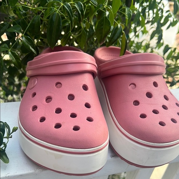 CROCS Shoes - Women’s/Kids Pink Clogs Size 6-4 iconic CROCS Comfort clogs